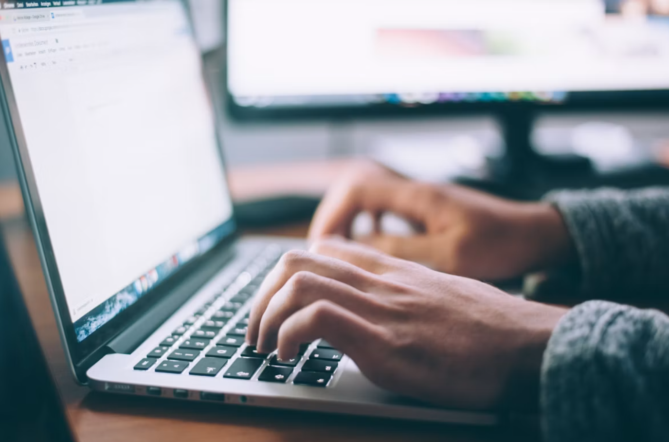 Persona desarrollando frente a una computadora